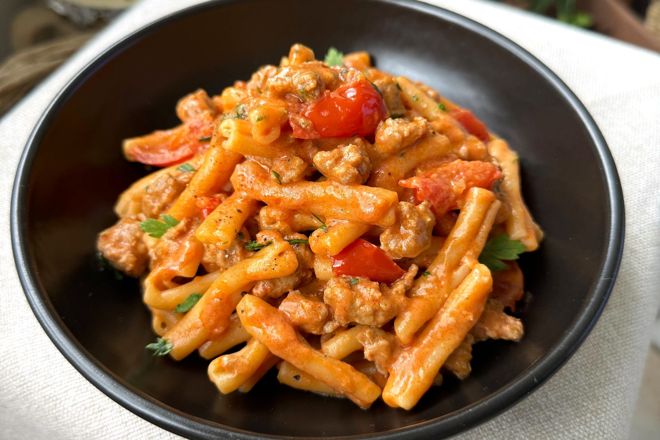 Pasta con salsiccia, gorgonzola e pomodorini